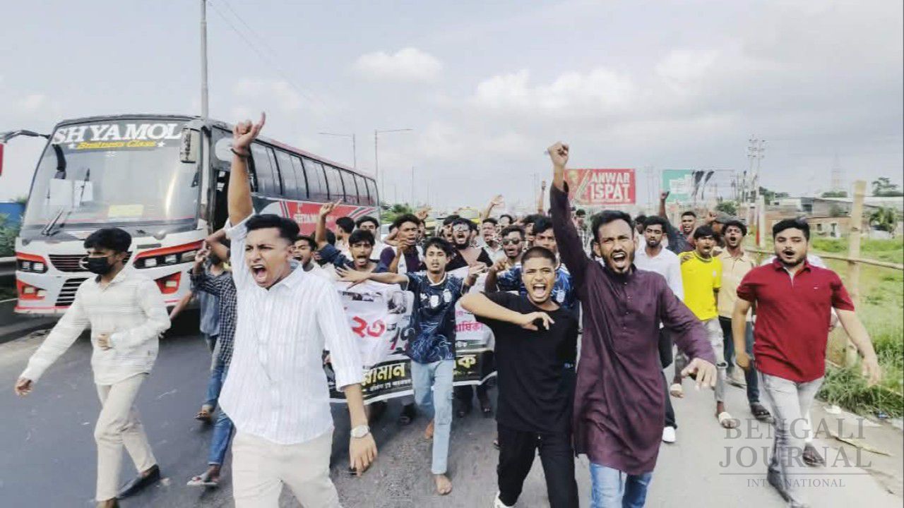 বিধিনিষেধ উপেক্ষা করেই আমিনপুর থানা ছাত্রলীগের মিছিল।