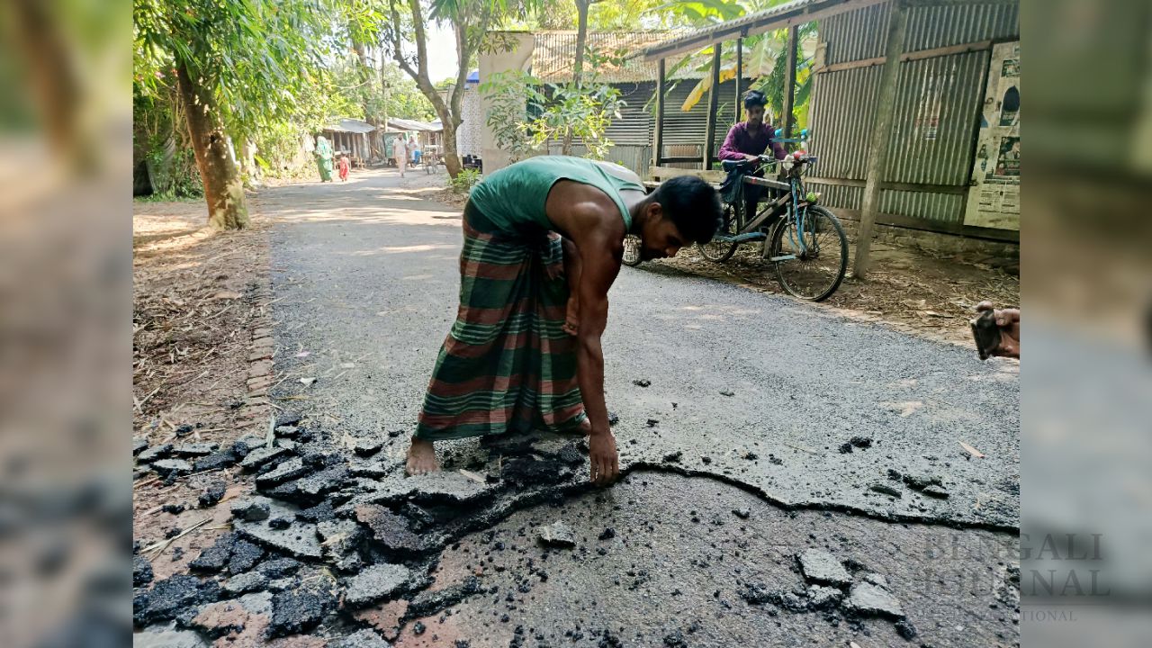২৪ লাখ ৫৯ হাজার টাকা বাজেটের রাস্তার কাজের তিন দিন পরেই হাতের টানে উঠে যাচ্ছে কার্পেটিং!!