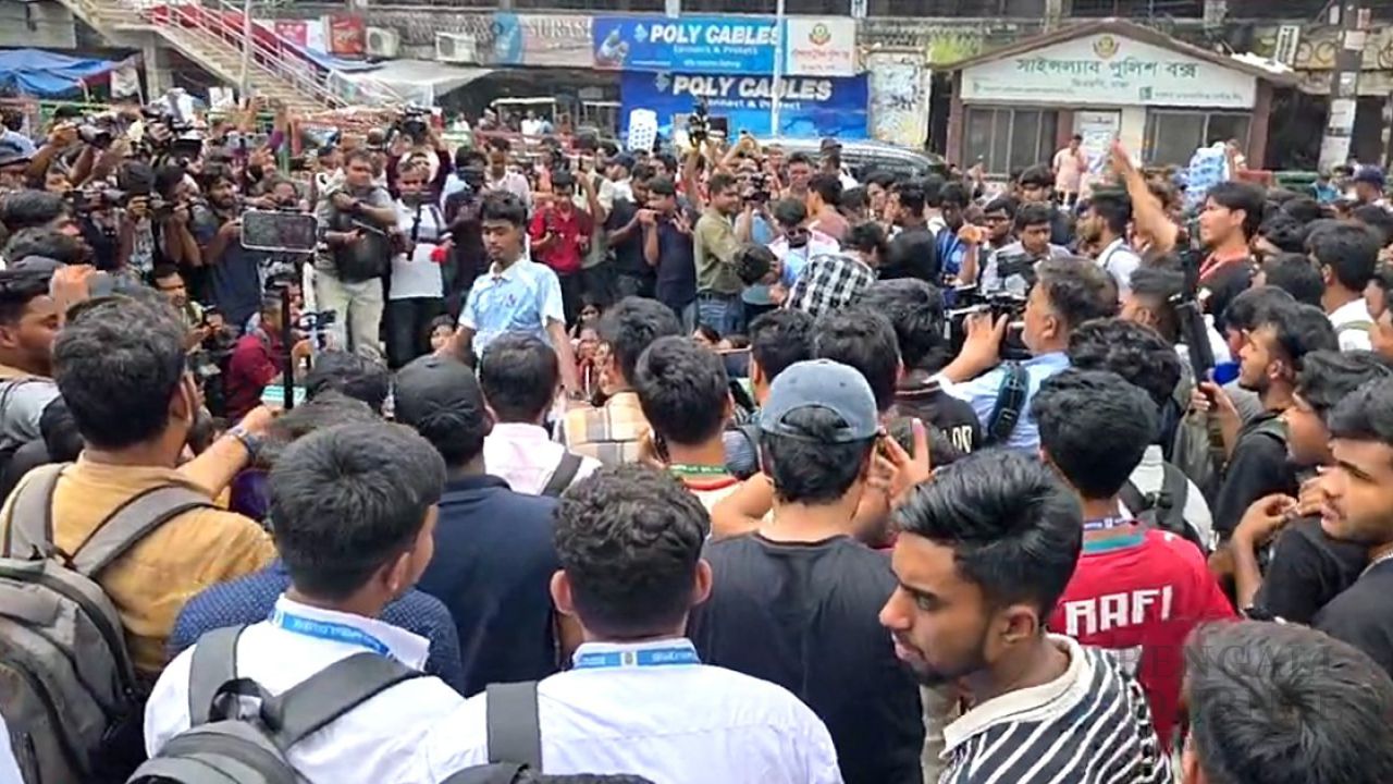 ‘আমি কে তুমি কে, ফার্মের মুরগি’- স্লোগানে শিক্ষামন্ত্রীর পদত্যাগ দাবিতে সায়েন্সল্যাব অবরোধ