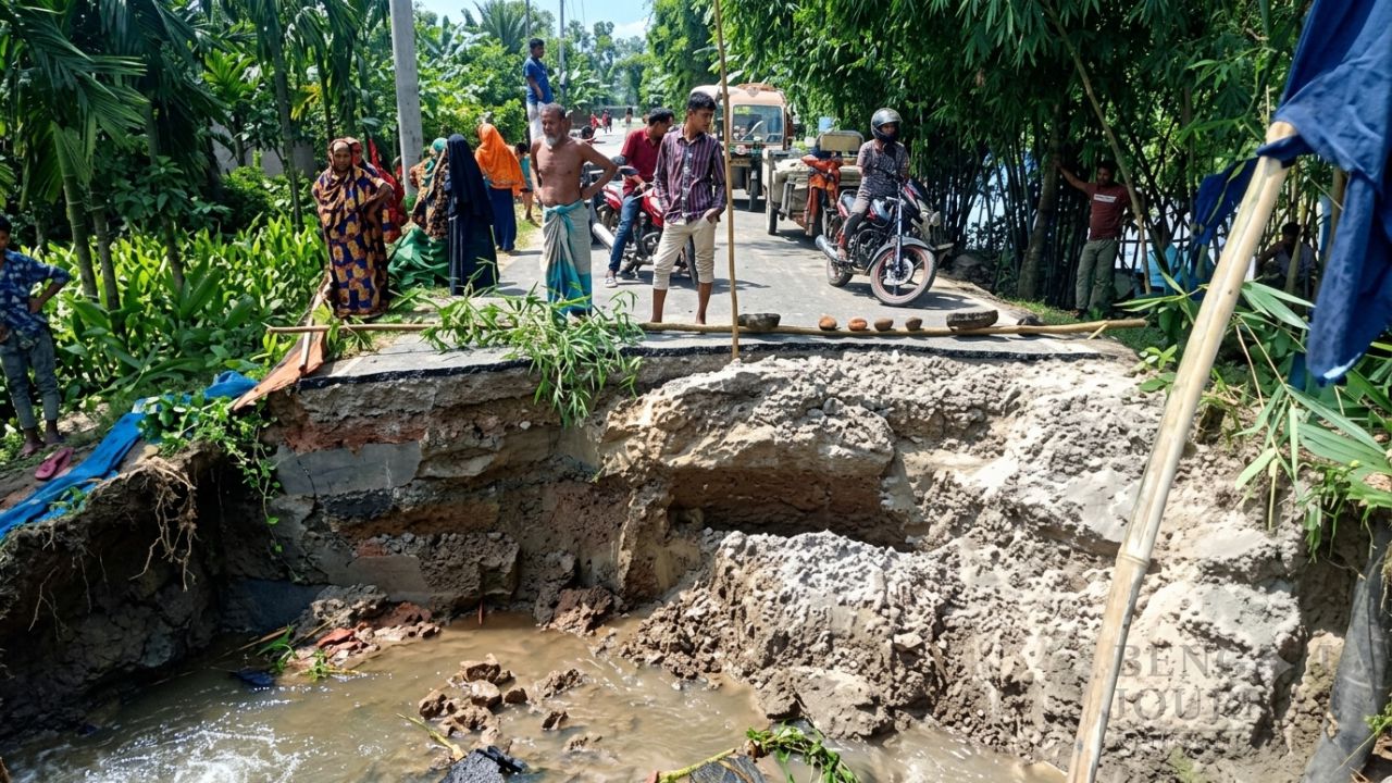 বাংলাদেশ থেকে বিচ্ছিন্ন অঙ্গারপোতা, অতিবৃষ্টিতে একমাত্র সড়কে ধস