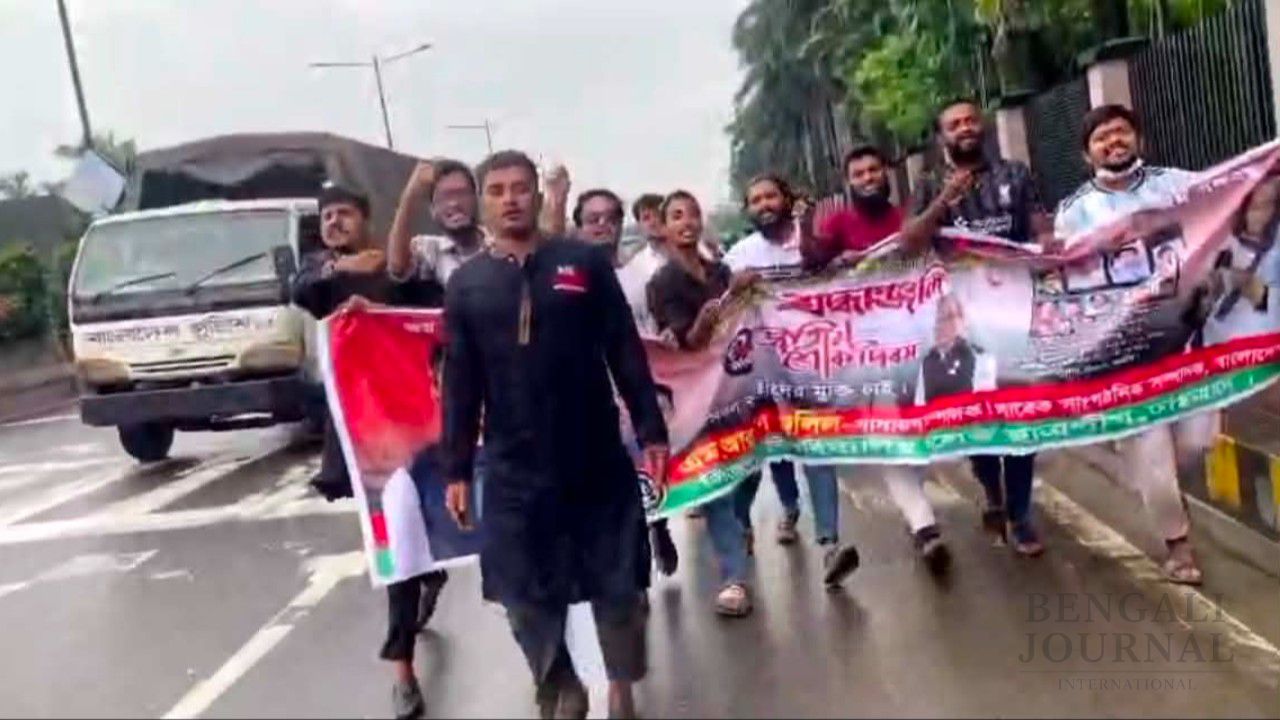 সরকারি নিষেধাজ্ঞা উপেক্ষা করে রাজপথে সিদ্ধেশ্বরী কলেজ ছাত্রলীগের শোক মিছিল 